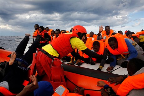 Záchranáři pomáhající migrantům