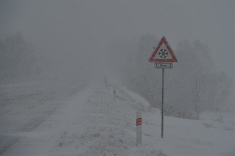 Silnice na Karlovarsku jsou pokryté snhem. Silniái nabádají idie k...