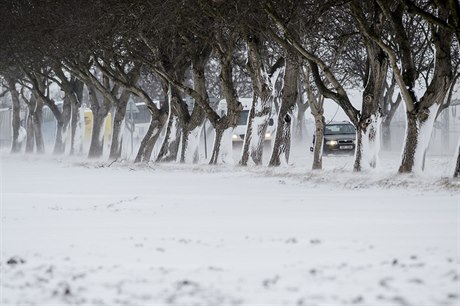 Sníh komplikuje dopravní situaci na vtin území.