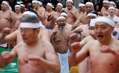 Oistná ledová koupel v japonské svatyni Teppozu Inari na poest nového roku