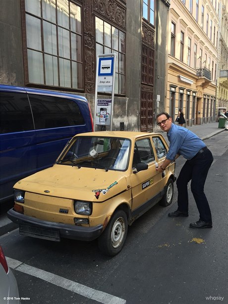 Tom Hanks u legendárního polského auta Fiatu 126.
