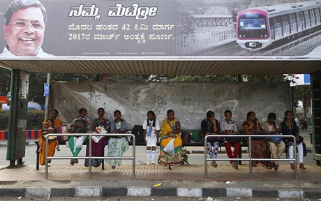 Indické eny ekají na autobusové zastávce ve mst Bengalúru.