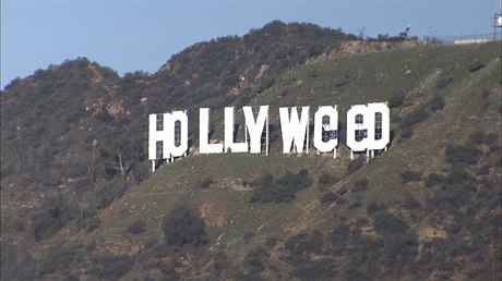 Zkomolený nápis Hollyweed.