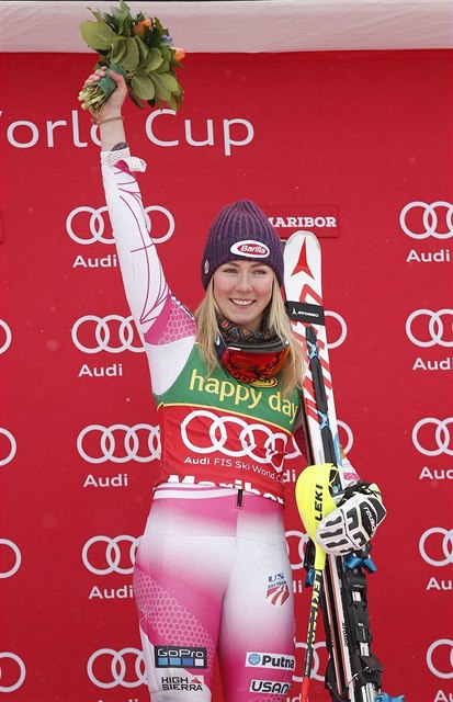 Mikaela Shiffrinová se opt raduje z triumfu ve slalomu.