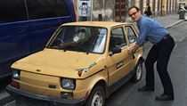 Tom Hanks u legendrnho polskho auta Fiatu 126.