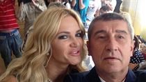 Volebn 'selfie' Andreje Babie s manelkou Monikou.