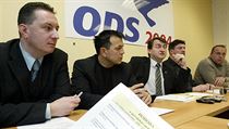 Petr Fiala (zcela vlevo) byl u vzniku krajské vlády ODS a ČSSD pro roky 2004 a...