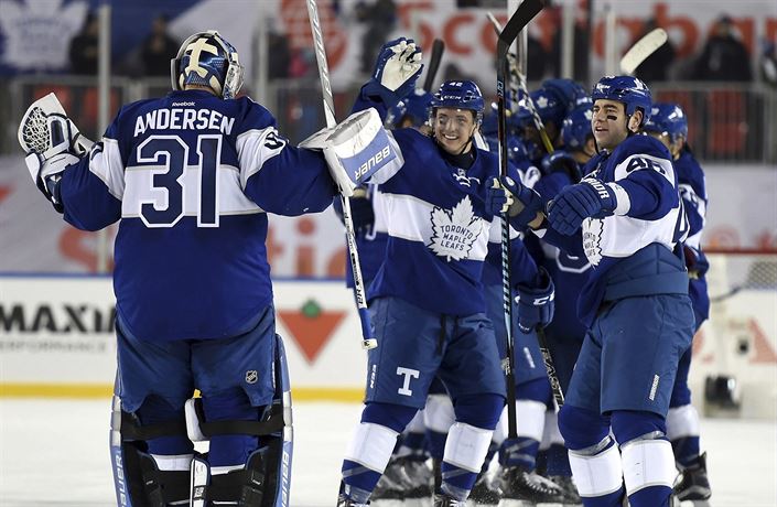 Centennial Classic: radost hokejist Toronta (vpravo) Roman Polák.