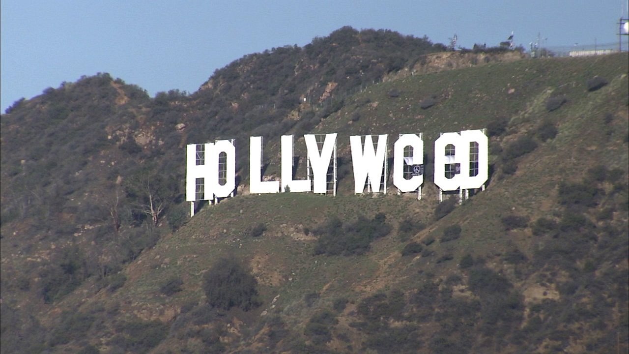 Zkomolený nápis Hollyweed.
