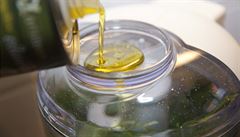 Skrze nalévací otvor ve víku sekáku postupn pilévejte olivový olej, dokud...