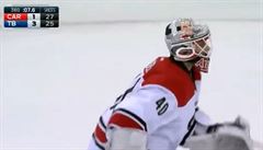 VIDEO: Novoron drek od koue. Za Carolinu dochytal zvr zpasu v NHL kustod