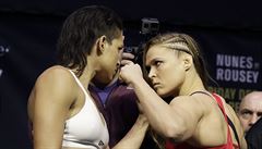 Amanda Nunesová (vlevo) a Ronda Rouseyová na váení ped zápasem.