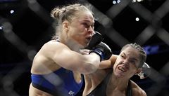 UFC 207: Amanda Nunesová bije Rondu Rouseyovou.