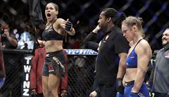 UFC 207: Amanda Nunesová slaví vítzství nad Rondou Rouseyovou.