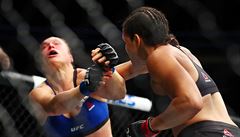 UFC 207: Amanda Nunesová bije Rondu Rouseyovou.