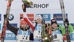 Zleva stupn vítz sprintu mu v Oberhofu: stíbrný Michal lesingr, zlatý...