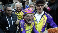 Richard Marchand slaví po cyklistické hodinovce, kterou zvládl ve 105 letech.