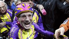 Richard Marchand slaví po cyklistické hodinovce, kterou zvládl ve 105 letech.
