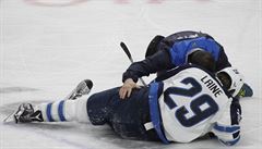 Sestelený útoník Winnipegu Patrik Laine.