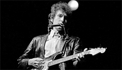 Folkový i rockový mág Bob Dylan slaví osmdesátku. Dylanofilové mají bohaté žně