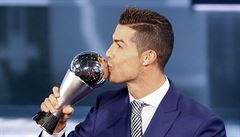 Ronaldo potvrdil svj famzn rok. Je nejlepm fotbalistou svta i v anket FIFA