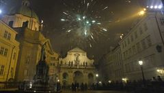 Pr�b�h silvestrovských oslav v Praze na k�í�ovnickém nám�stí u Karlova mostu.