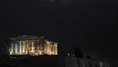 Ohostroj nad Parthenonem v Aténách.
