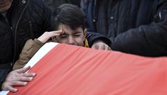 Turecký chlapec bhem pohebních modliteb za Ayhana Akina, který je jednou z...