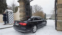 Premiér Bohuslav Sobotka a jeho manelka Olga pijídí limuzínou 2. ledna na...