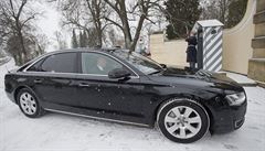 Premiér Bohuslav Sobotka a jeho manelka Olga pijídí limuzínou 2. ledna na...