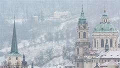 První prosincový sníh v Praze komplikoval dopravu.