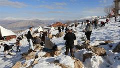 Irátí turisté navtívili zasnenou horu Korek blízko Erbilu v Iráku.