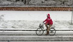 Ulice Hradce Králové také pokryla vrstva erstvého snhu.