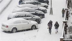 Ulice Hradce Králové pokryla vrstva erstvého snhu.