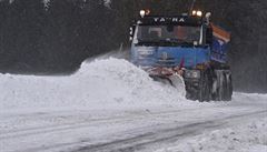 Další sněhová nadílka a vítr uzavřely některé silnice