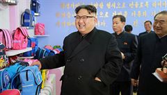 Kim ong-un si prohlíí sortiment nov otevené továrny na kolní batohy v...