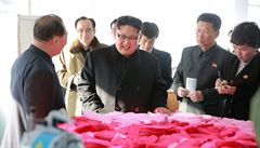 Kim ong-un navtívil nov otevenou továrnu na batohy v Pchongjangu.