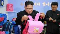 Severokorejský vdce Kim ong-un pózuje s dívím modelem batohu v továrn v...