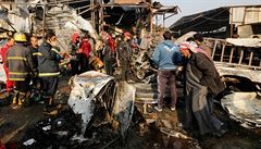 Hasi�i a lidé se shlukují kolem vybuchlého automobilu.