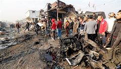 Lidé si prohlí�ejí trosky automobilu, který vybuchl na zeleninovém trhu v...
