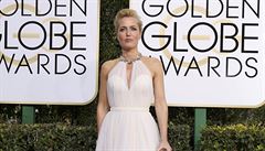 Hereka Gillian Anderson píchází na udílení 74. pedávání Zlatých glób