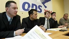 Petr Fiala (zcela vlevo) byl u vzniku krajské vlády ODS a �SSD pro roky 2004 a...