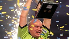 Michael van Gerwen se raduje z trofeje Sida Waddella pro mistra svta v ipkách.