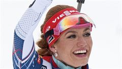 Gabriela Koukalová se raduje z triumfu v závod s hromadným startem v Oberhofu.