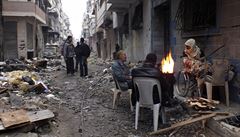 Život mezi troskami - ulice obléhaného města Homs.