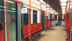 Eskalátor na Českomoravské opraven, lidé mohou vstupovat do metra
