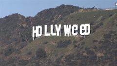 Z Hollywoodu se stal Hollyweed. Vandalové změnili slavný nápis nad Los Angeles