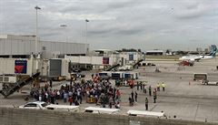 Cestující jsou evakuováni z terminálu po stelb na letiti na Florid.