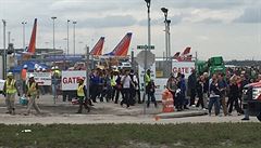 Cestující a pracovníci jsou evakuováni po stelb na letiti ve Fort Lauderdale.