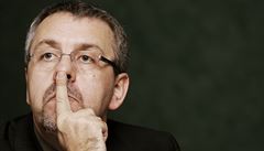 Dva apartmánové domy jsou v popedí první a druhý zprava, vedle nich je vilka Vladimíra Schmalze.